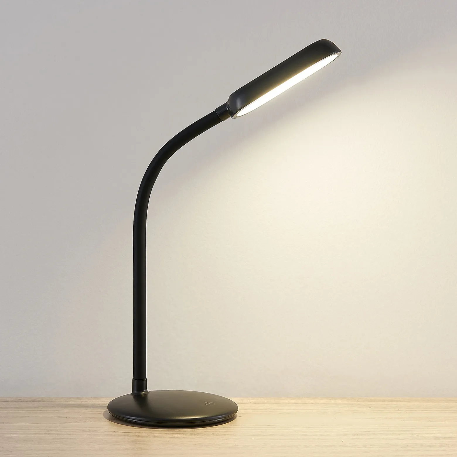Prios LED lámpara de mesa recargable Opira, negro, USB, regulador táctil
