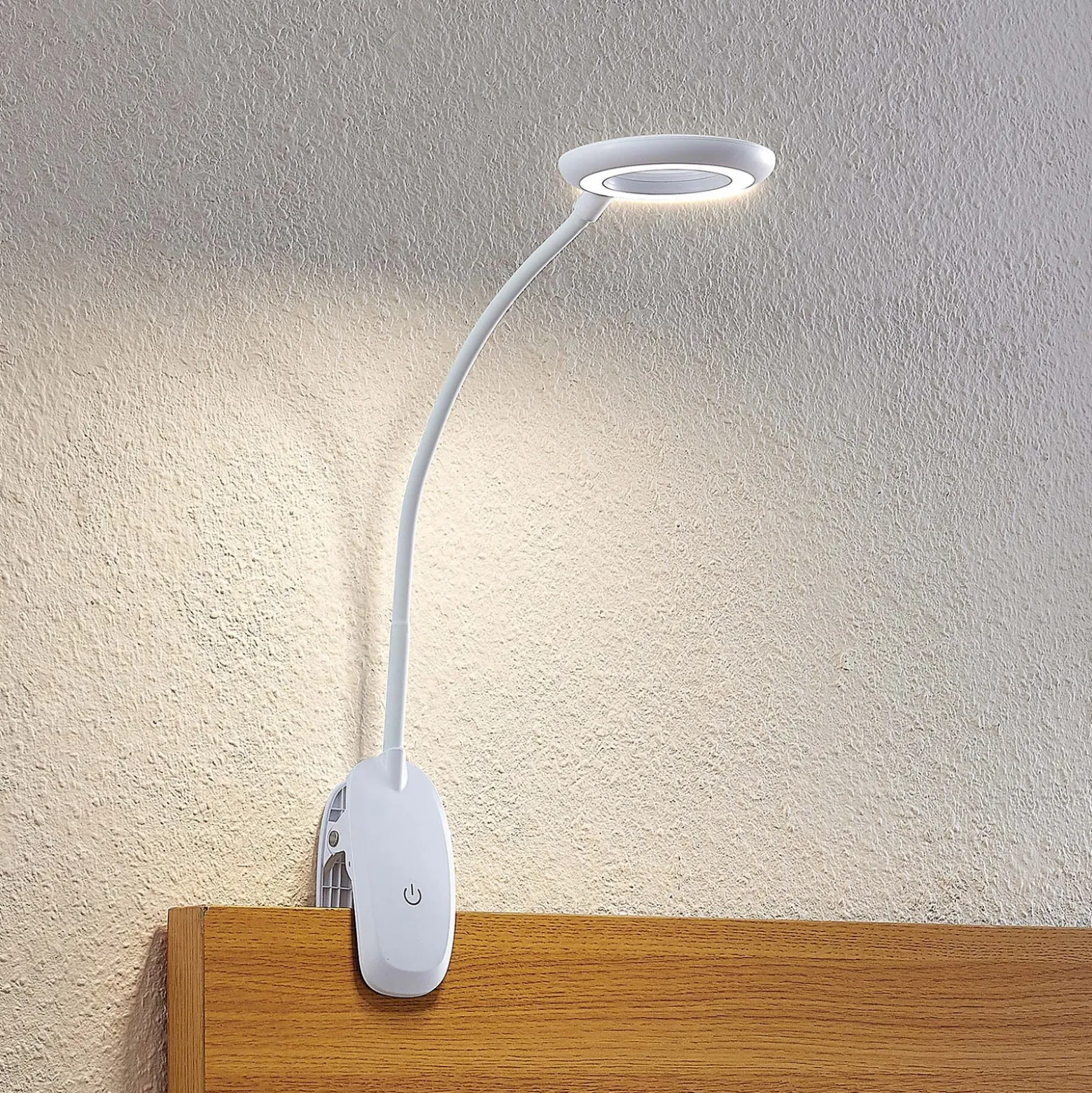Prios lámpara de pinza LED Harumi, blanca, batería recargable, USB, 51 cm de
