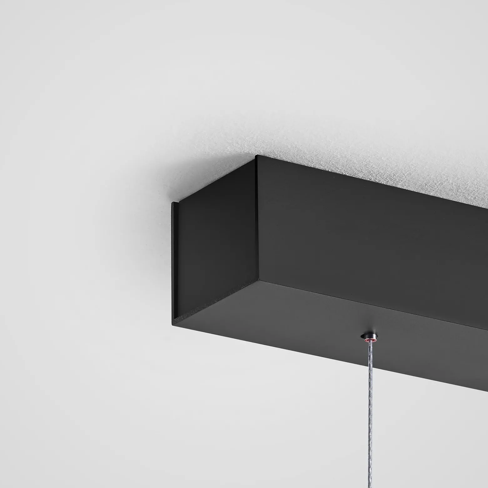 Quitani Lámpara colgante LED Keijo, negro/nuez, longitud 143 cm