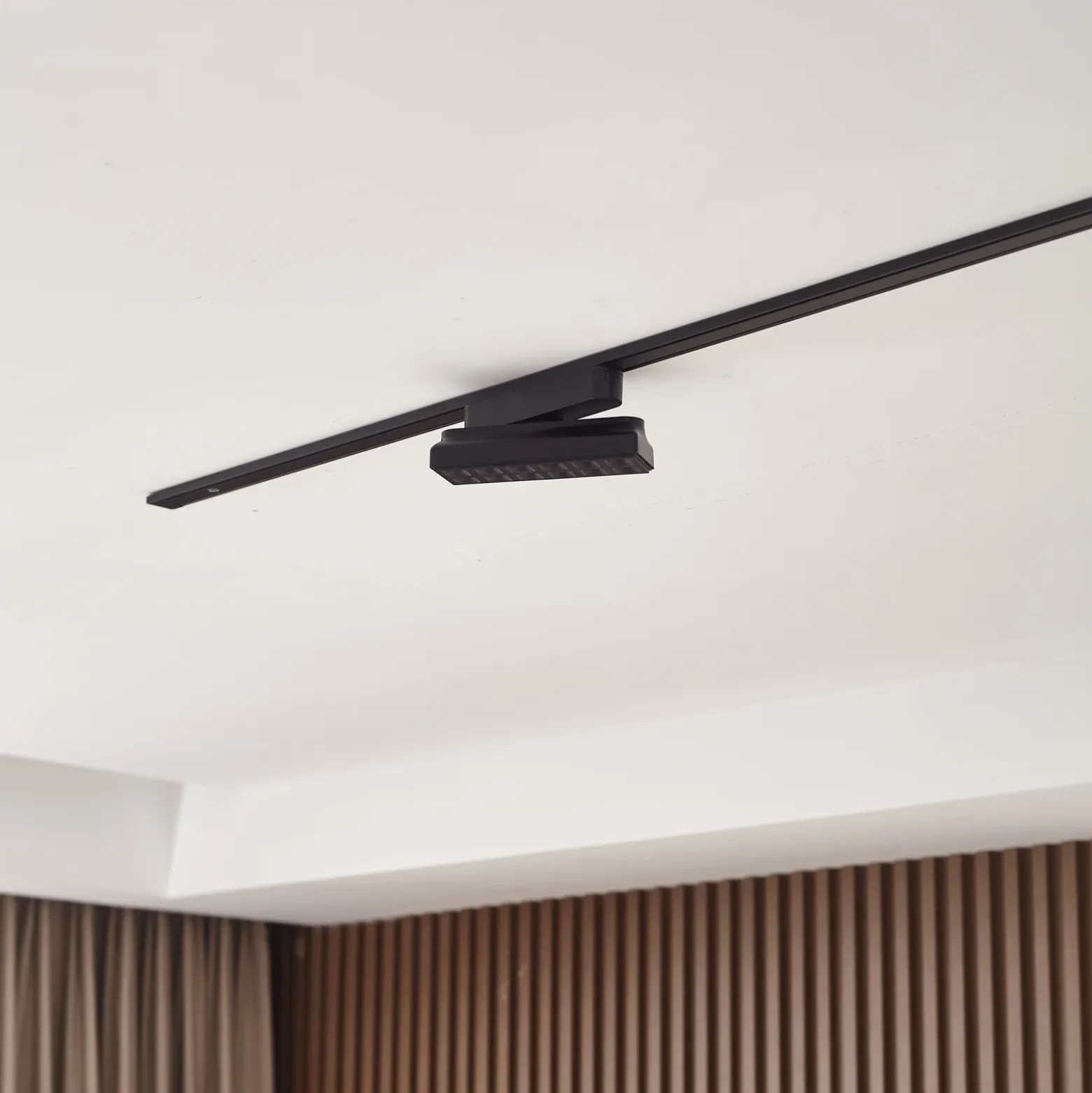 Regleta LED Lindby 48 V Lumaro, negra, 12 puntos, atenuable