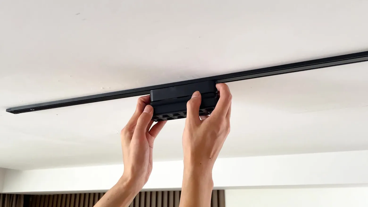 Regleta LED Lindby 48 V Lumaro, negra, 12 puntos, atenuable