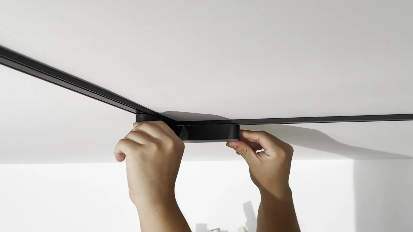 Regleta LED Lindby 48V Lumaro, negra, en forma de L, atenuable
