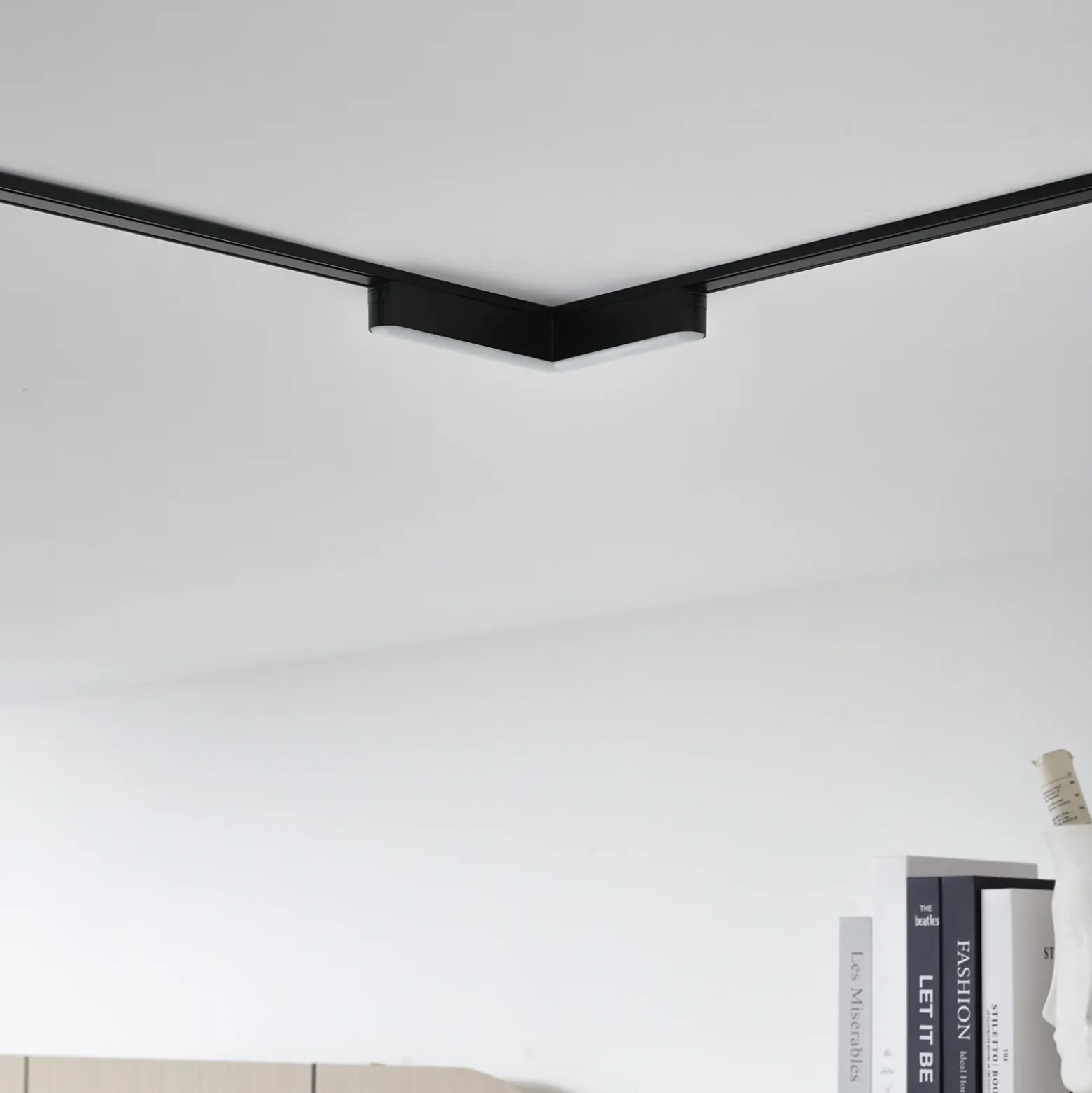 Regleta LED Lindby 48V Lumaro, negra, en forma de L, atenuable