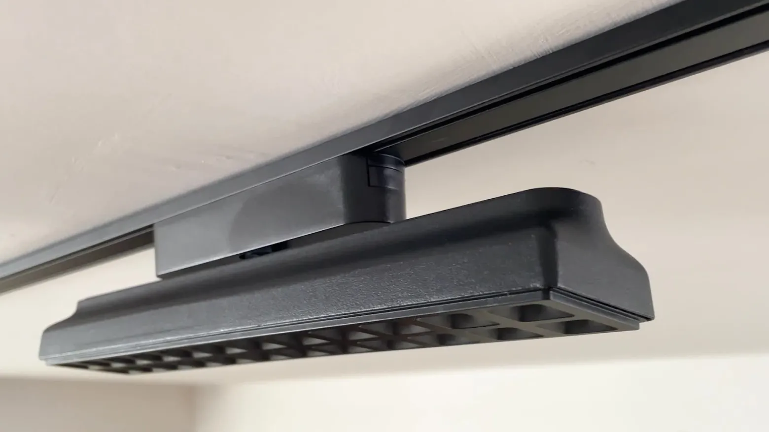 Regleta LED Lindby 48 V Lumaro, negra, 24 puntos, atenuable