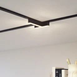 Regleta LED Lindby 48 V Lumaro, negra, en forma de T, atenuable