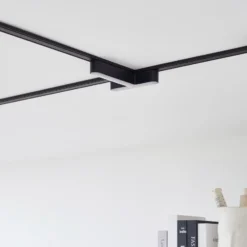 Regleta LED Lindby 48 V Lumaro, negra, en forma de T, atenuable