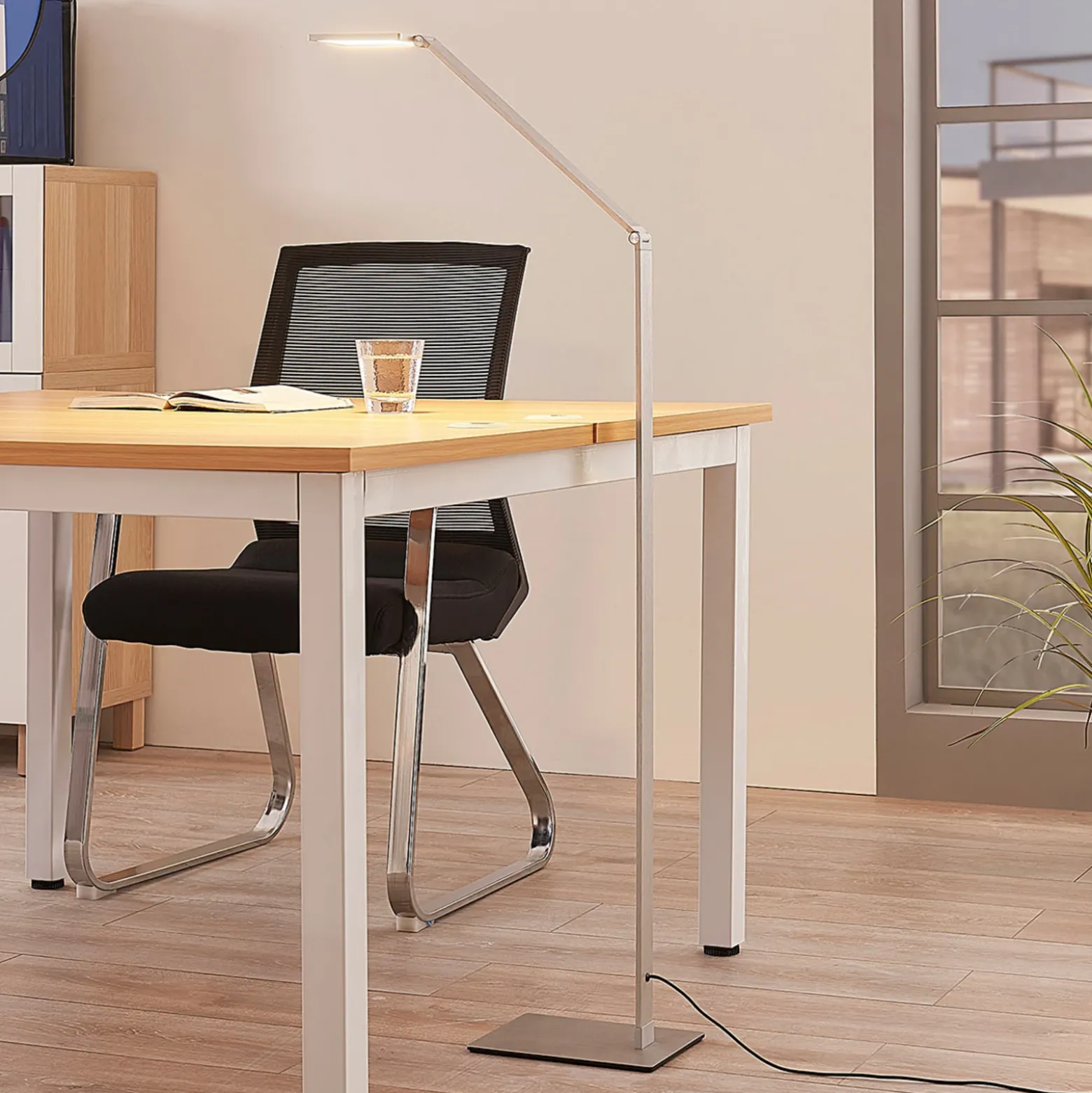 Resi Lámpara de pie LED con atenuador, ideal para leer