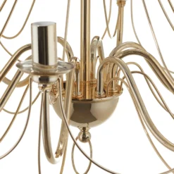 Retro lámpara de araña en oro brillante