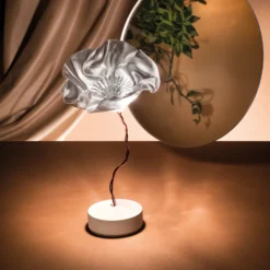 Slamp Lafleur lámpara de mesa LED, batería, prisma