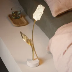 Slamp Lámpara de mesa LED recargable Tulip, base blanca