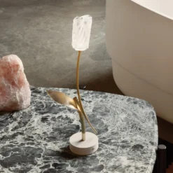 Slamp Lámpara de mesa LED recargable Tulip, base blanca