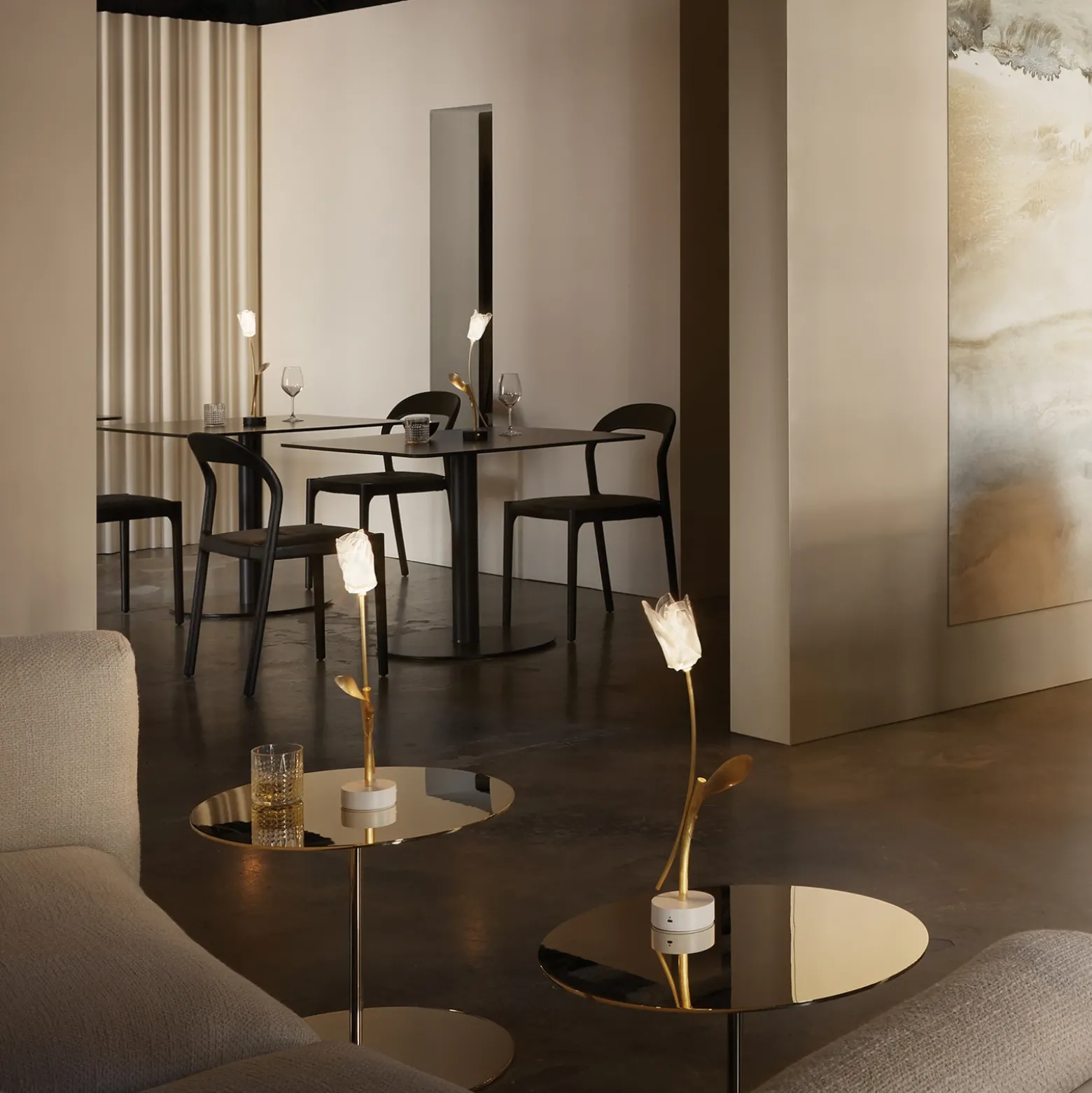 Slamp Lámpara de mesa LED recargable Tulip, base blanca