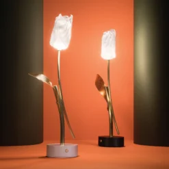 Slamp Lámpara de mesa LED recargable Tulip, base blanca