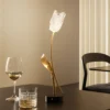 Slamp Lámpara de mesa LED recargable Tulip, base negra