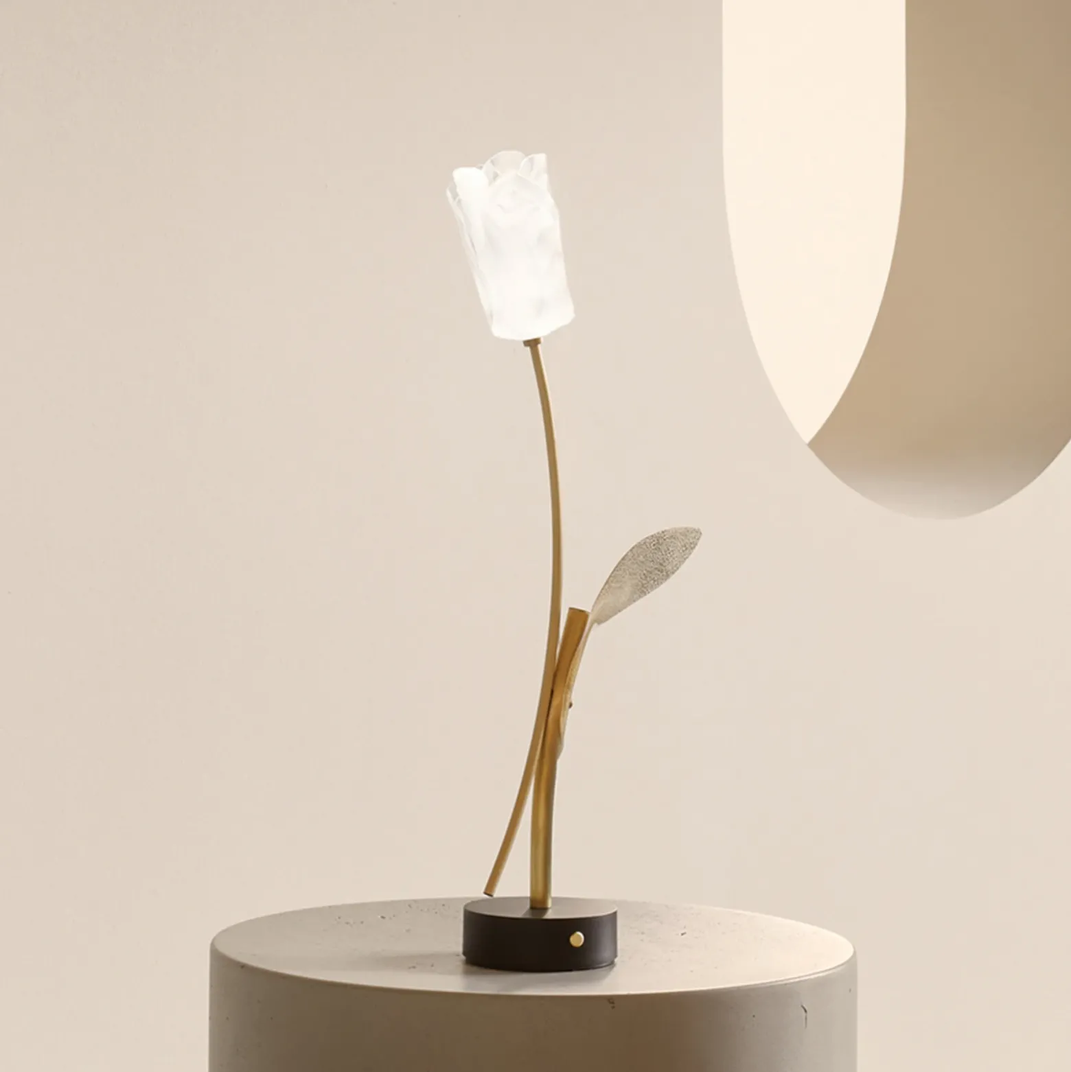 Slamp Lámpara de mesa LED recargable Tulip, base negra