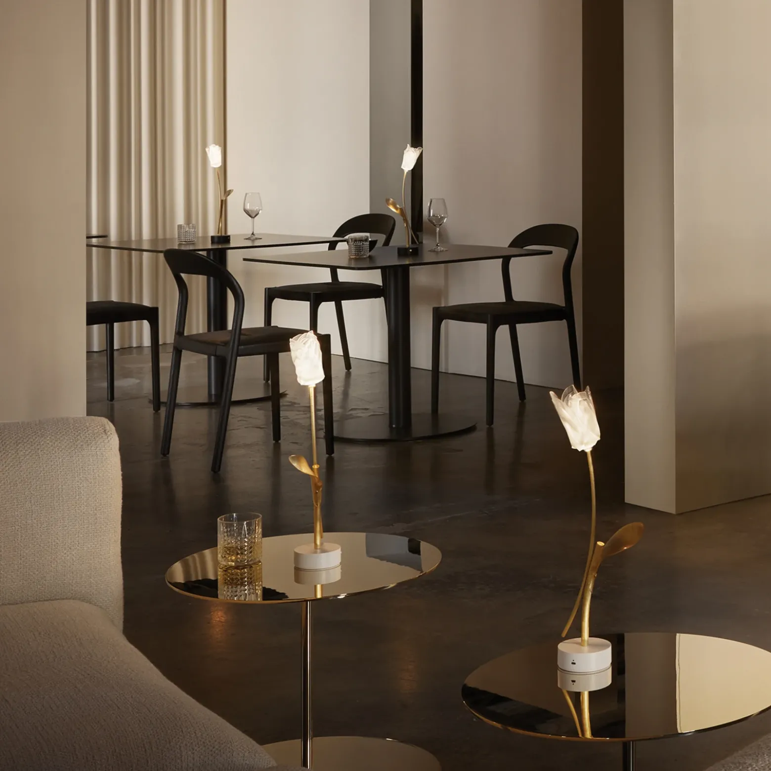 Slamp Lámpara de mesa LED recargable Tulip, base negra