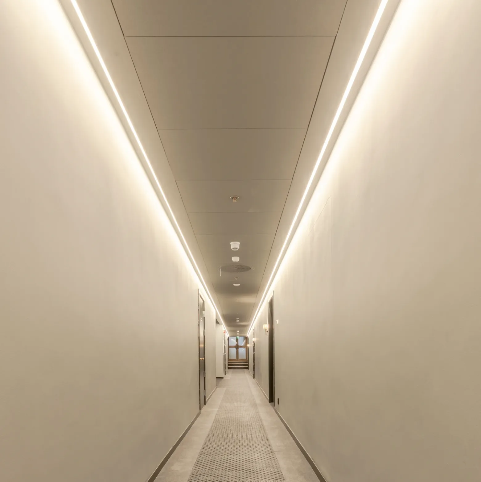 SLC Tira LED Ultra Long iCC IP67 30m 240W 2.700K