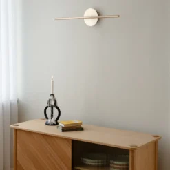 UMAGE Aplique de pared LED Omni, latón, longitud 74 cm