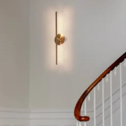 UMAGE Aplique de pared LED Omni, latón, longitud 74 cm
