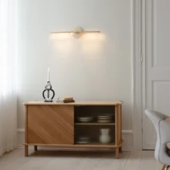 UMAGE Aplique de pared LED Omni, latón, longitud 74 cm
