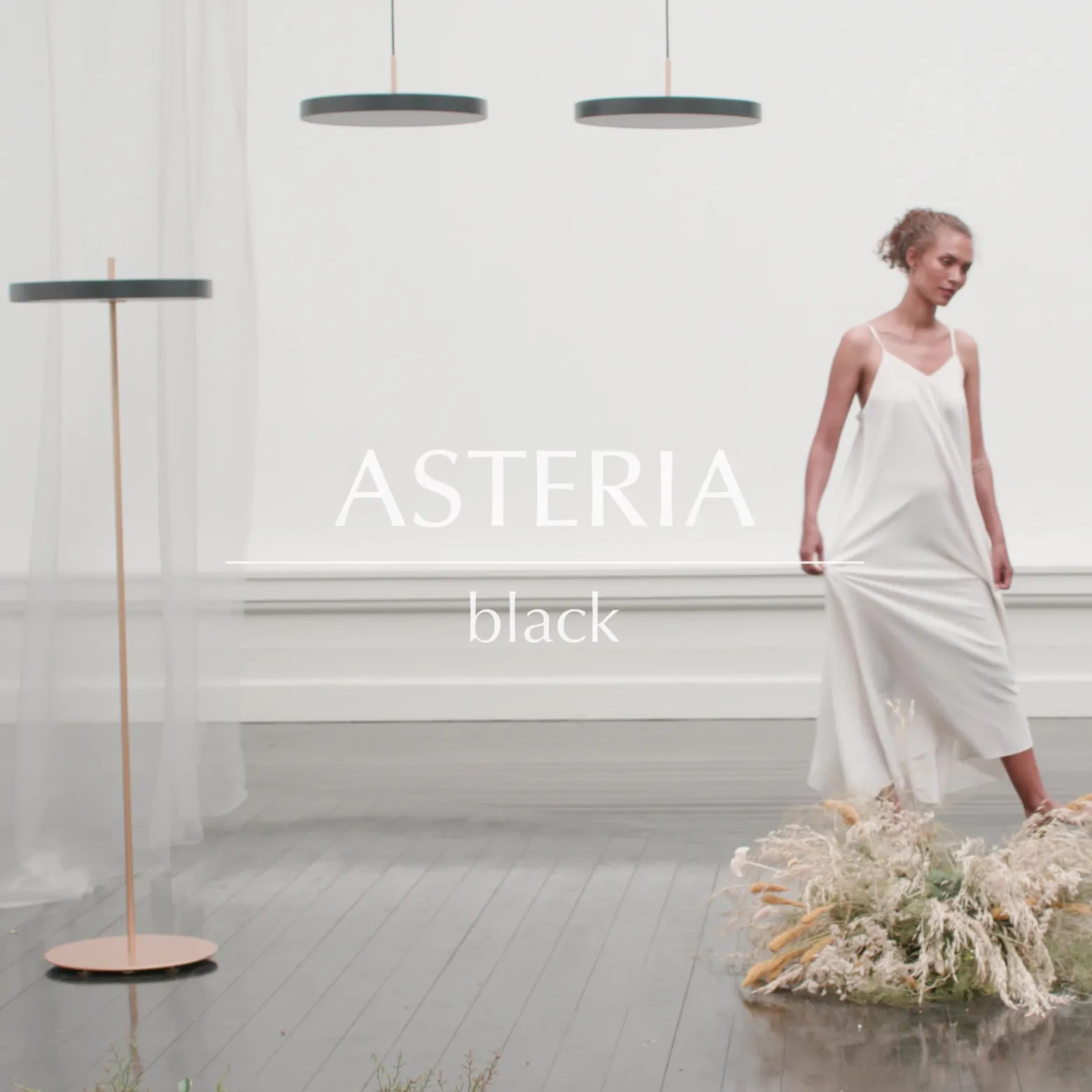UMAGE Asteria media lámpara colgante latón negro