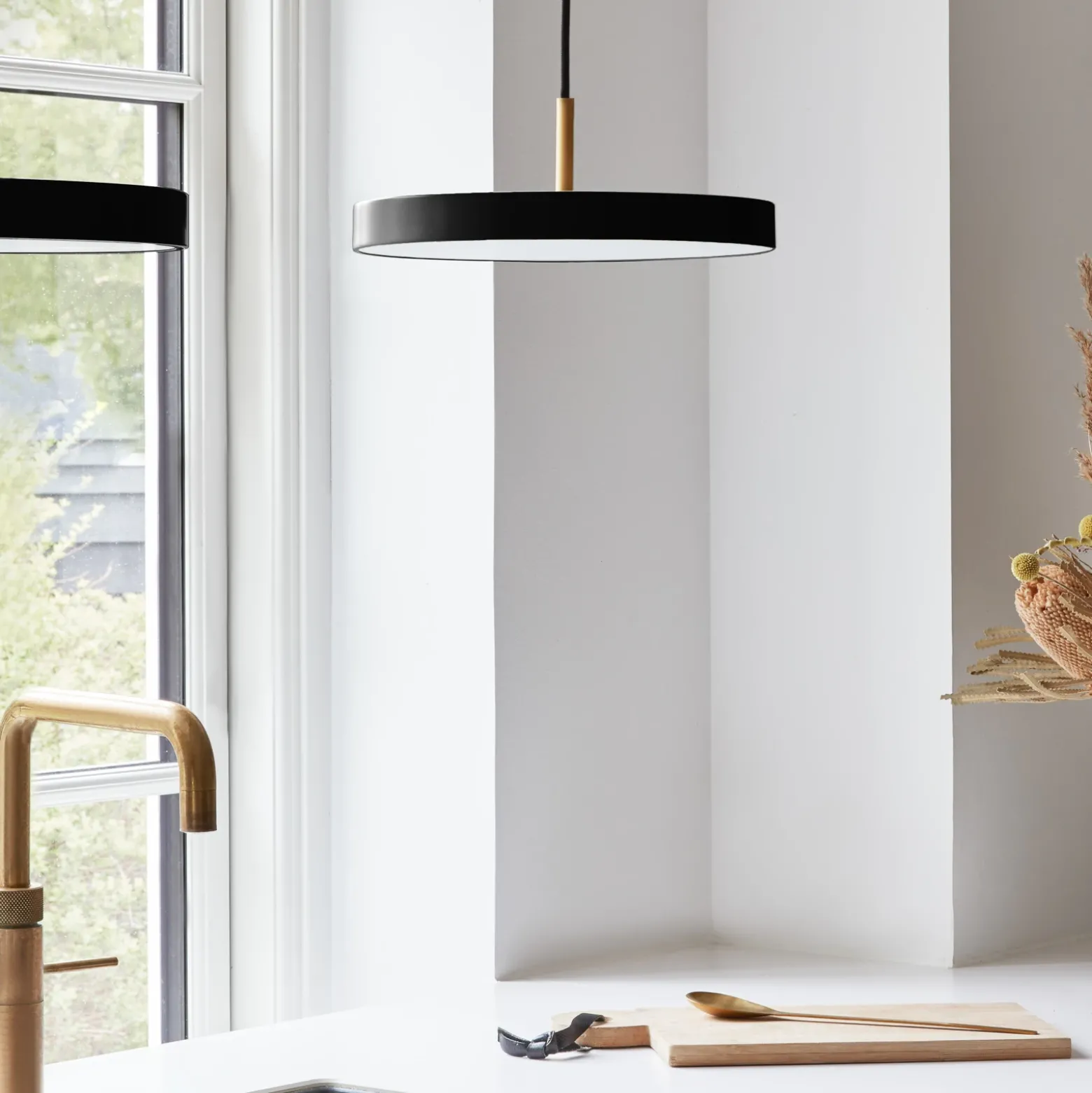UMAGE Asteria mini lámpara colgante latón negro