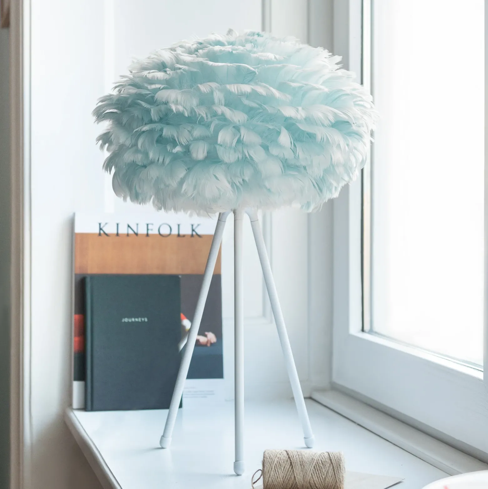 UMAGE Eos mini lámpara mesa celeste trípode blanco