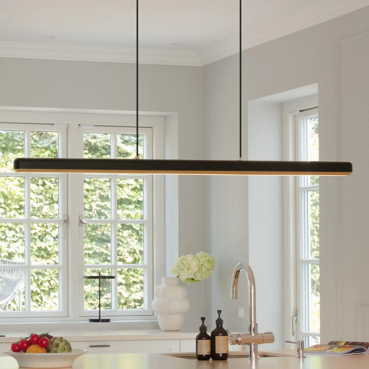 UMAGE Lámpara colgante LED Hazel Branch, negro/latón, 150 cm