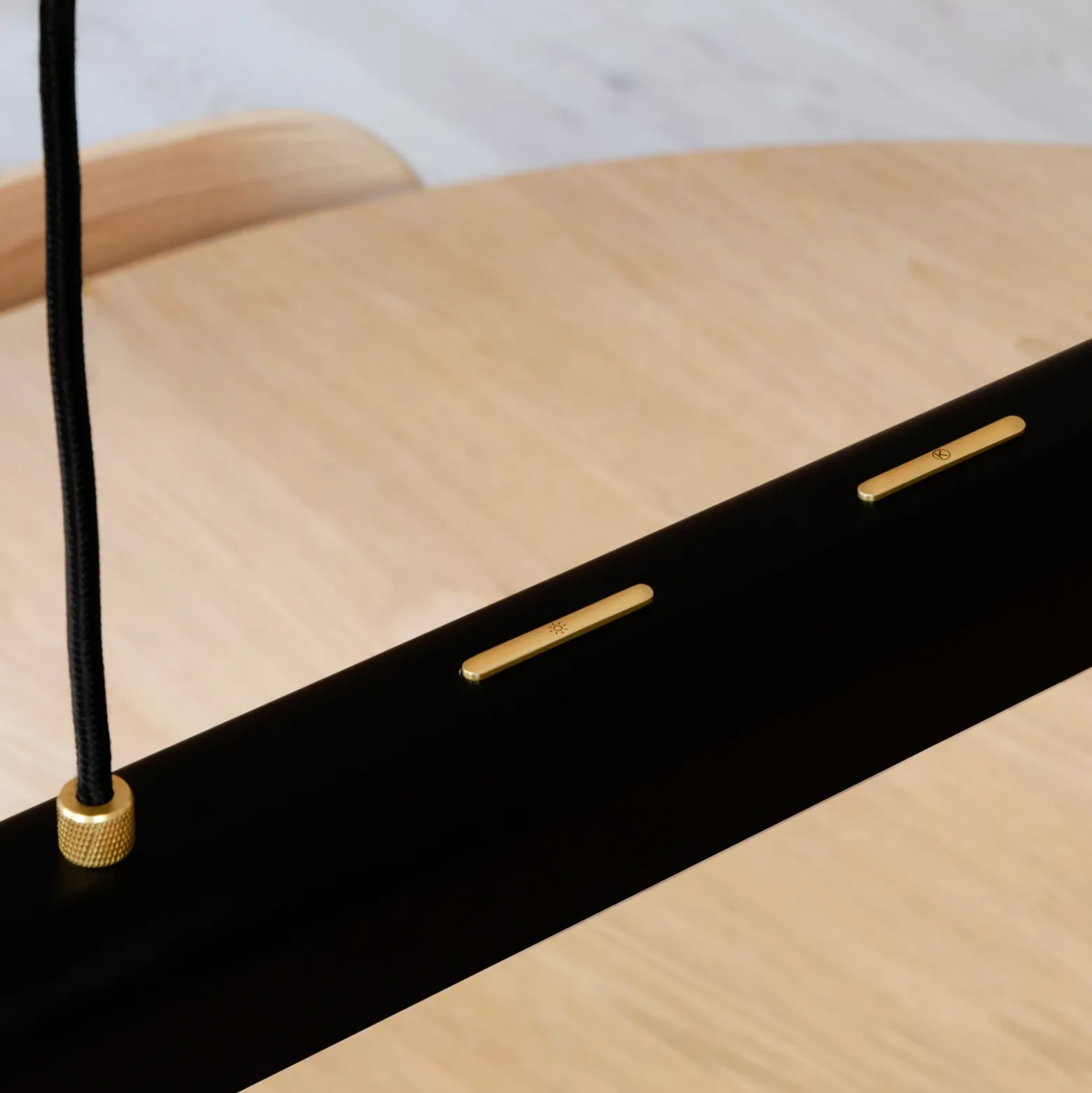 UMAGE Lámpara colgante LED Hazel Branch, negro/latón, 100 cm