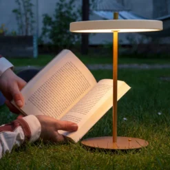 UMAGE lámpara de mesa LED recargable Asteria Move blanco perla/latón 31cm