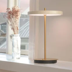 UMAGE lámpara de mesa LED recargable Asteria Move blanco perla/latón 31cm