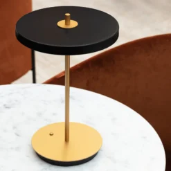 UMAGE Lámpara de mesa LED recargable Asteria Move negro/latón 31 cm