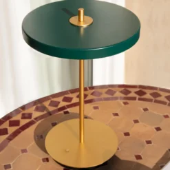 UMAGE lámpara de mesa LED recargable Asteria Move verde bosque/latón 31cm