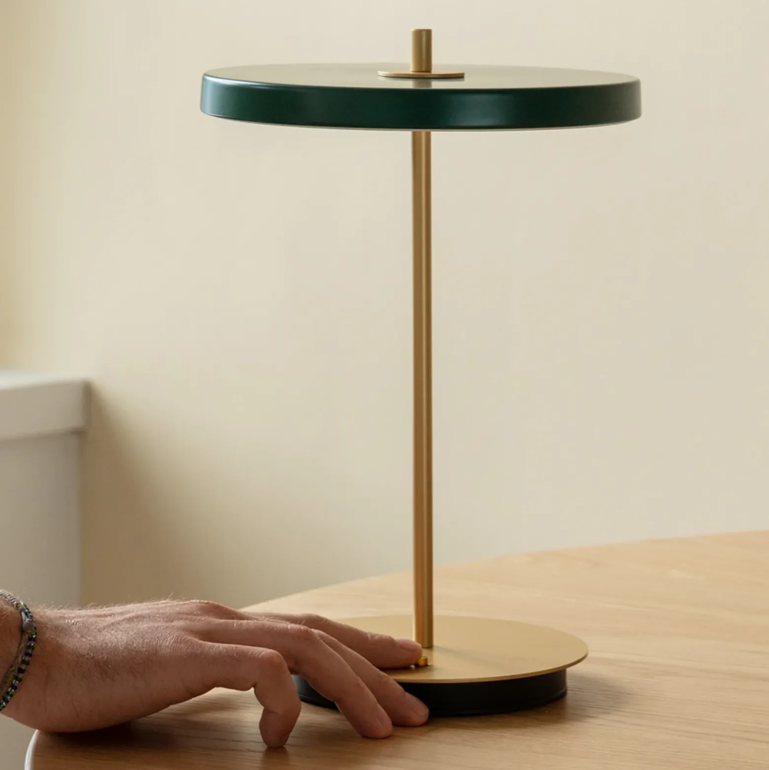 UMAGE lámpara de mesa LED recargable Asteria Move verde bosque/latón 31cm
