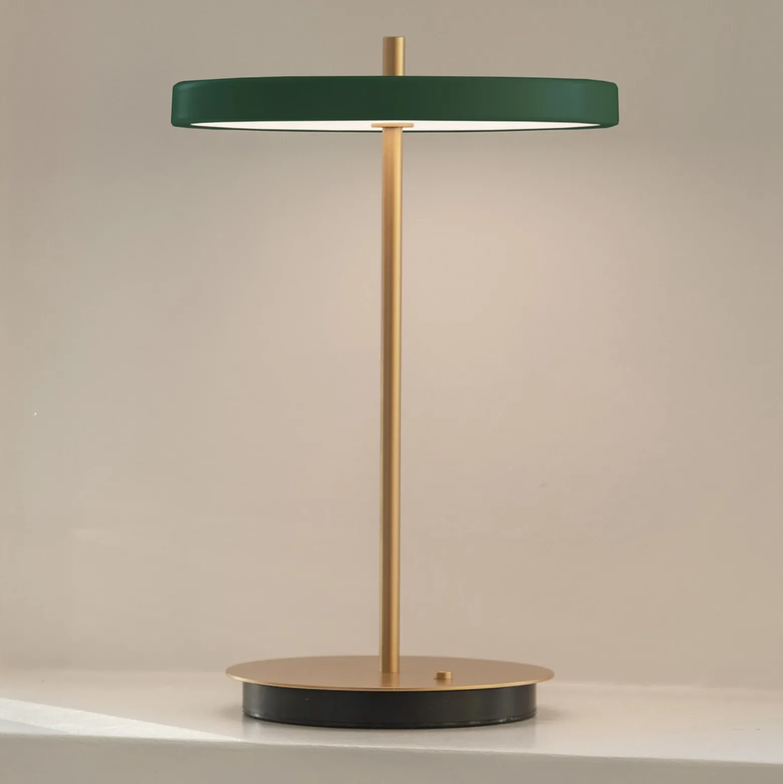 UMAGE lámpara de mesa LED recargable Asteria Move verde bosque/latón 31cm