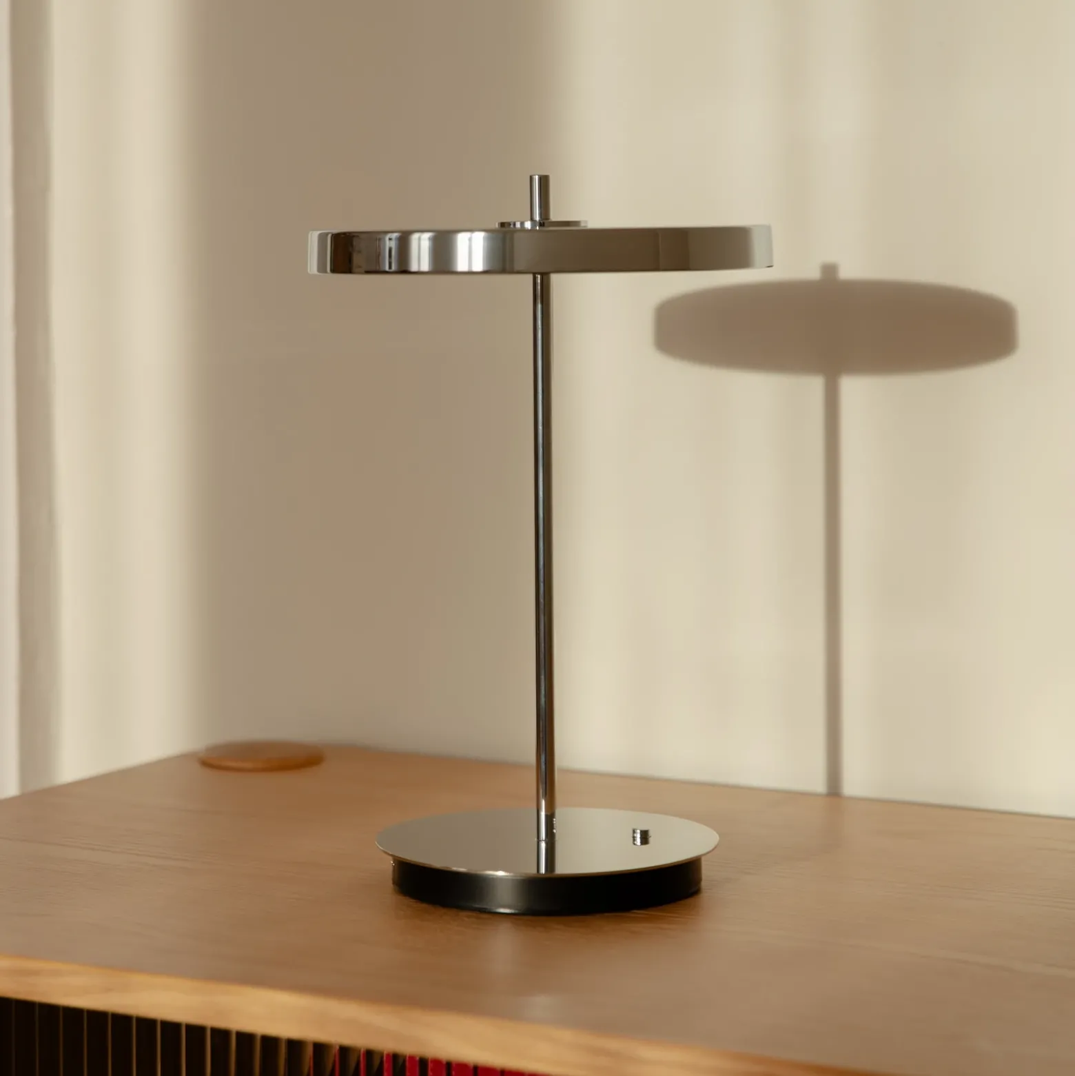 UMAGE lámpara de mesa LED recargable Asteria Move, acero pulido, 31 cm